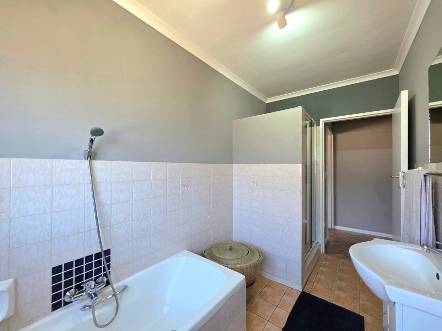 5 Bedroom Property for Sale in Plattekloof Western Cape